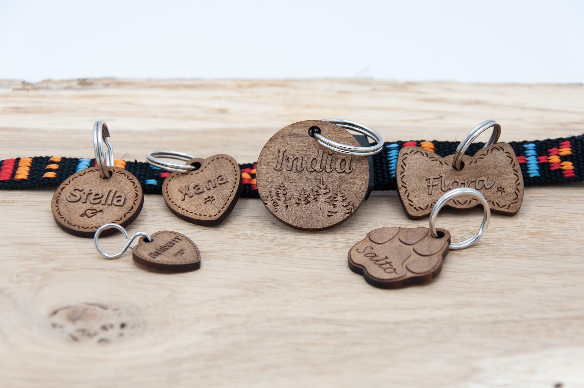 Collection de médaillons en bois pour animaux