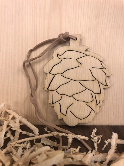 Decorazione in legno a forma di pigna