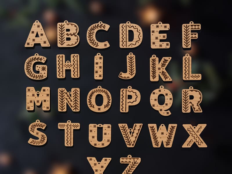 Lettres gravées en bois