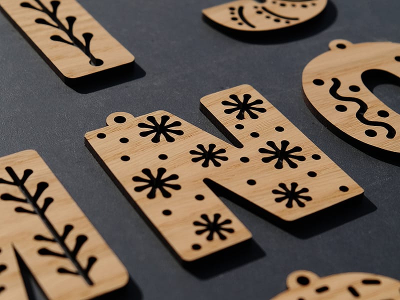 Lettres découpées en bois