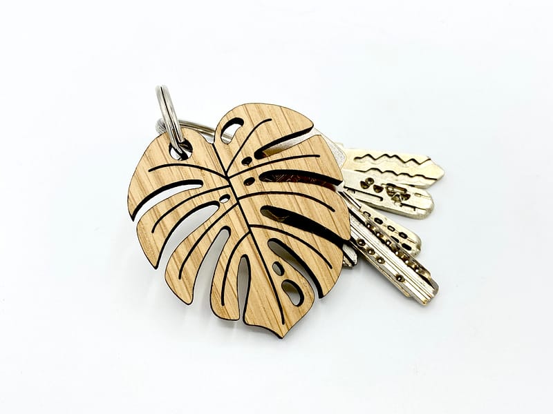 Porte clé en bois motif feuille de monstera