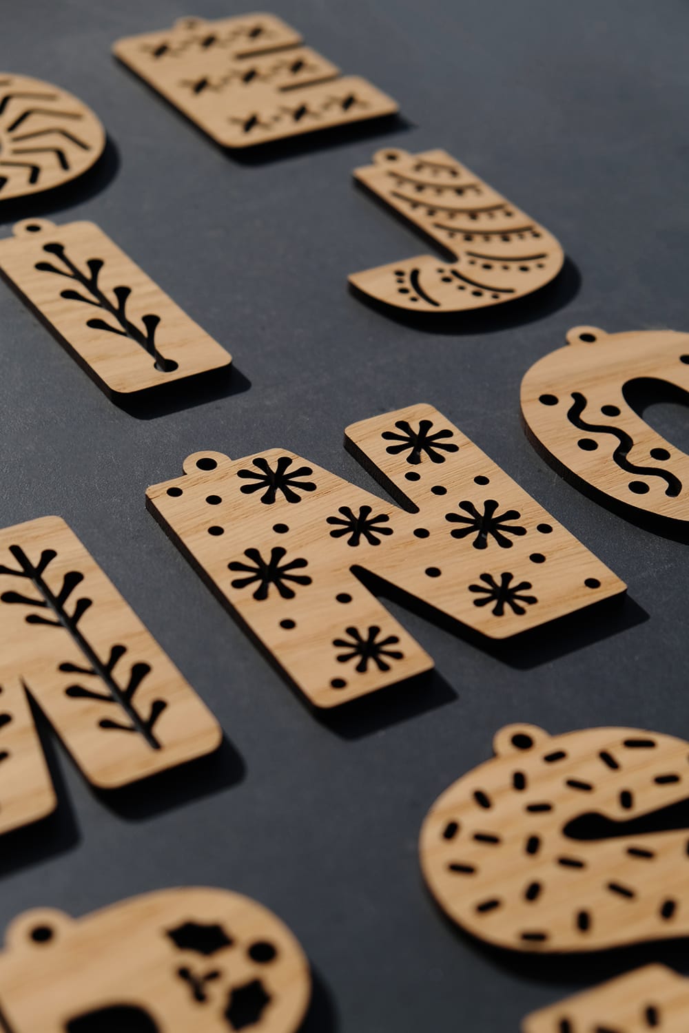 Lettres découpées en bois