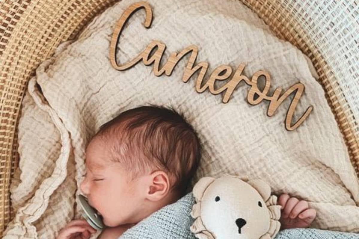 Bambino con decorazione in legno
