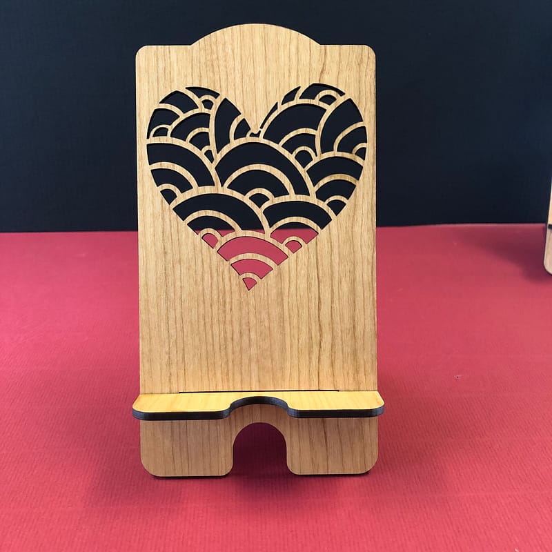 Support de smartphone en bois avec un cœur