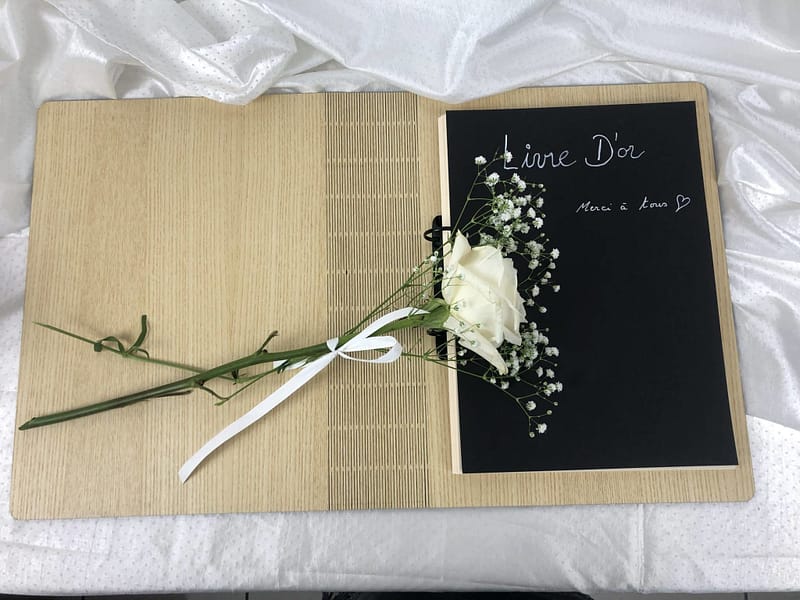 Livre d'or de mariage ouvert